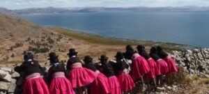 Peruanska kvinnor tittar på Titicacasjön, Peru - Inca Tours