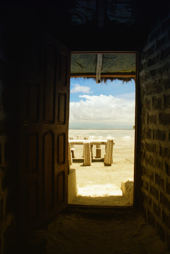 En entrédörr och ett bord och stolar gjorda av salt i Salar de Uyuni, Bolivia - Inca Tours