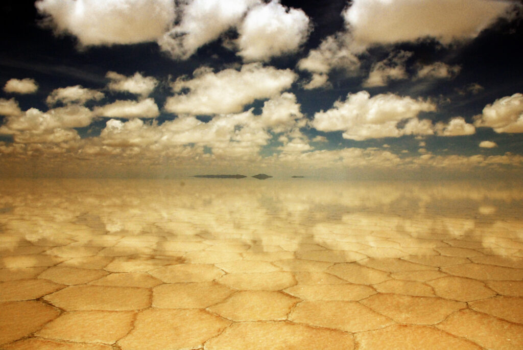 Stor naturlig spegel i Salar de Uyuni, Bolivia - Inca Tours