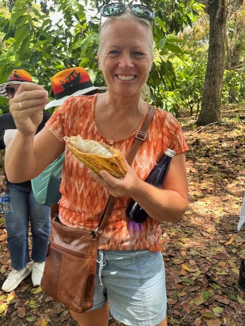 Åsa njuter av en exotisk måltid i Amazonas regnskog